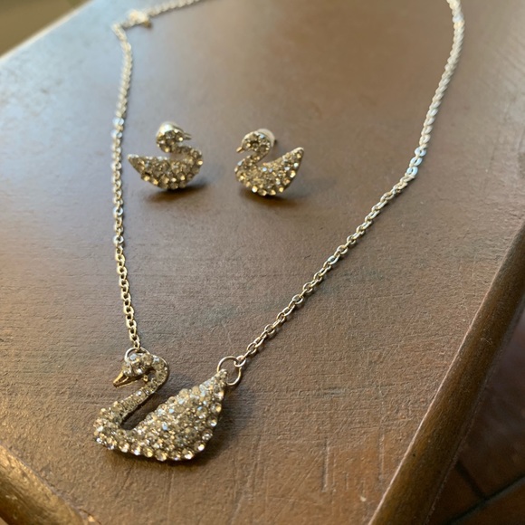 Beautiful Silver Plated Swan  Necklace/Earrings 🌼 - Picture 4 of 6